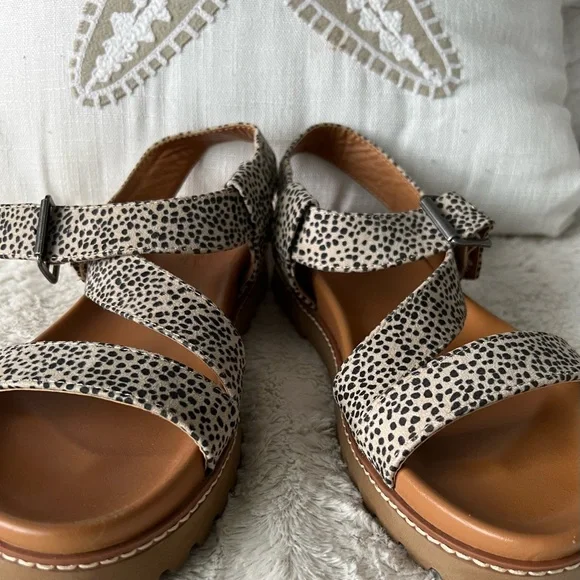 Universal Thread Tan and Black Strappy Sandals - Picture 2 of 6